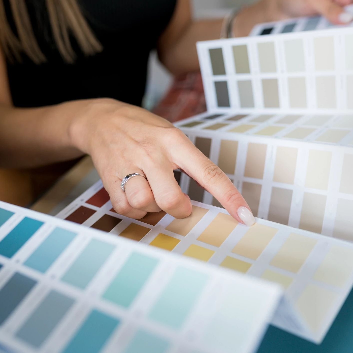 People choosing from color swatches from Floors Of Wilmington in the Wilmington, NC area